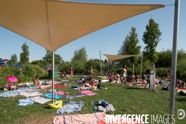 Un jour de canicule à la piscine écologique des murs à pêches de Montreuil.