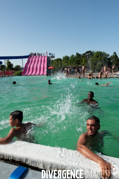 Un jour de canicule à la piscine écologique des murs à pêches de Montreuil.