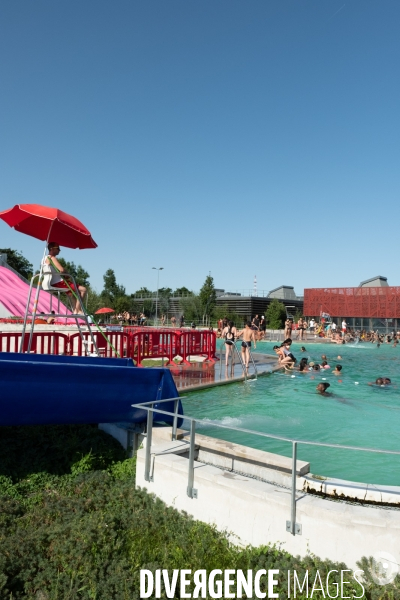 Un jour de canicule à la piscine écologique des murs à pêches de Montreuil.