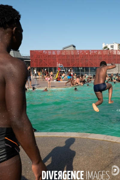 Un jour de canicule à la piscine écologique des murs à pêches de Montreuil.