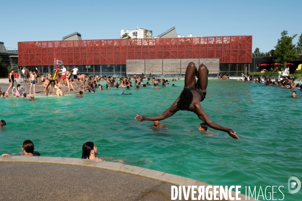 Un jour de canicule à la piscine écologique des murs à pêches de Montreuil.