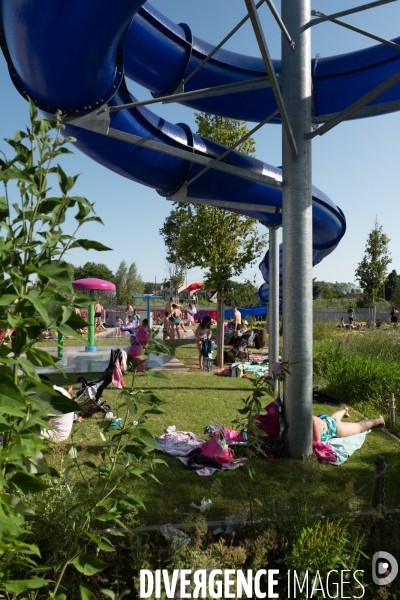 Un jour de canicule à la piscine écologique des murs à pêches de Montreuil.