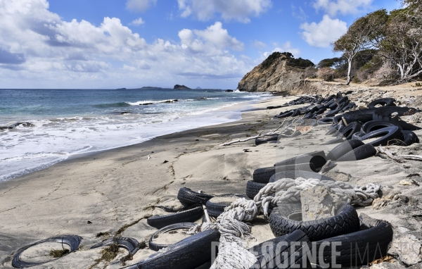 Des pneus en guise de barrière de protection du littoral