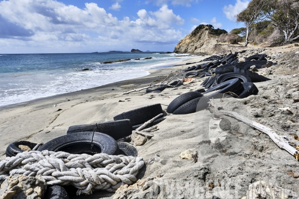 Des pneus en guise de barrière de protection du littoral