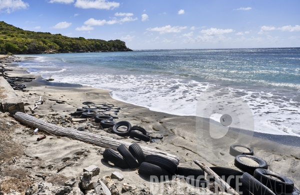Des pneus en guise de barrière de protection du littoral