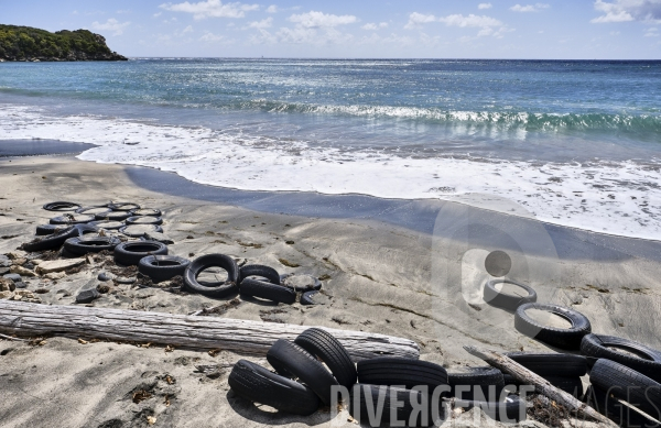 Des pneus en guise de barrière de protection du littoral