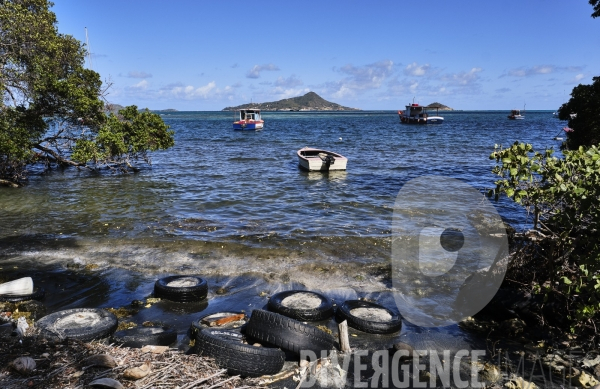 Des pneus en guise de barrière de protection du littoral