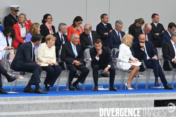 La tribune officielle. Défilé militaire du 14 juillet.