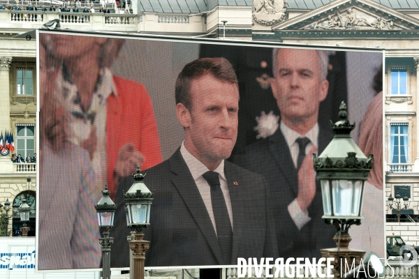 La tribune officielle. Défilé militaire du 14 juillet.