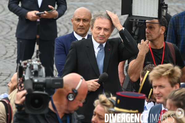 La tribune officielle. Défilé militaire du 14 juillet.