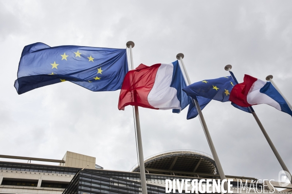 Drapeaux français et europeens à Bercy, ministere des finances