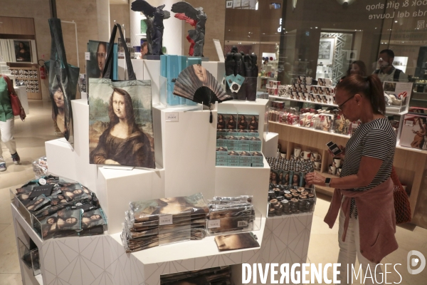 Merchandising la joconde a la boutique du louvre