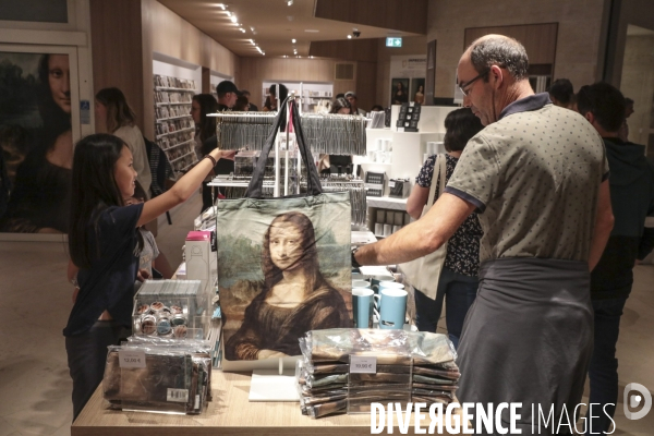 Merchandising la joconde a la boutique du louvre