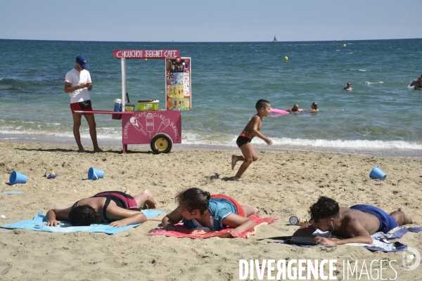 Travail saisonnier. Jeune marchand ambulant de confiseries, sur la plage