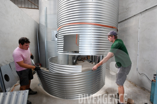 Au jour le jour avec Vincent, jeune agriculteur, eleveur de porcs bio en plein air 5/ Construction Silos