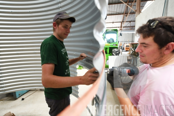 Au jour le jour avec Vincent, jeune agriculteur, eleveur de porcs bio en plein air 5/ Construction Silos