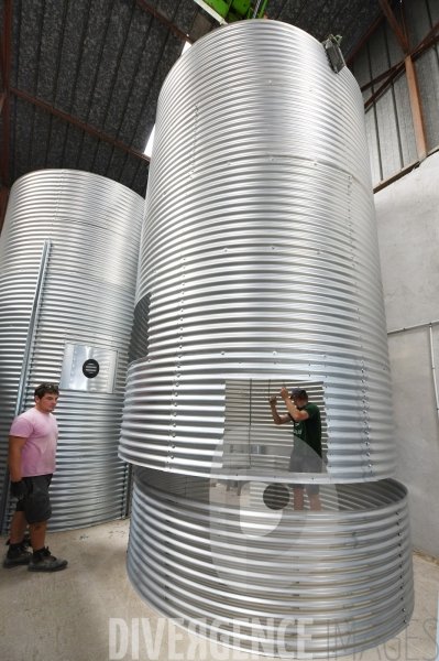 Au jour le jour avec Vincent, jeune agriculteur, eleveur de porcs bio en plein air 5/ Construction Silos