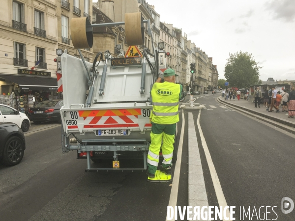 Collecte des dechets dans les poubelles de rues