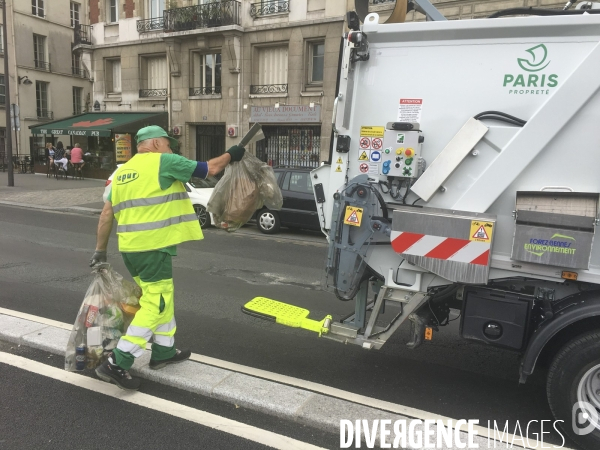 Collecte des dechets dans les poubelles de rues