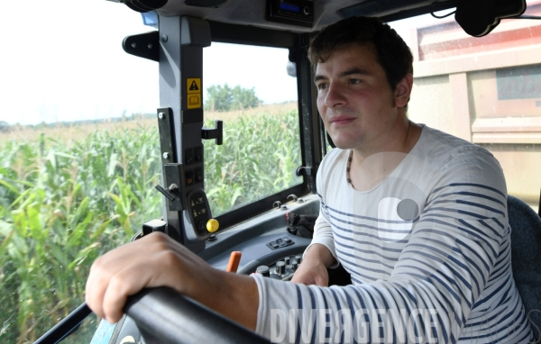 Au jour le jour avec Vincent, jeune agriculteur, eleveur de porcs bio en plein air 7/ Remplissage Silos