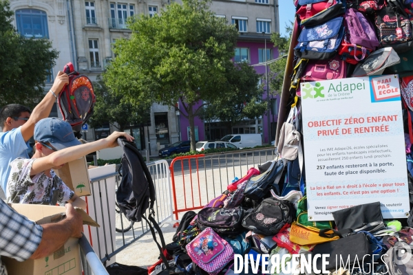 Une pyramide de cartables pour 257 enfants handicapés privés de rentrée scolaire