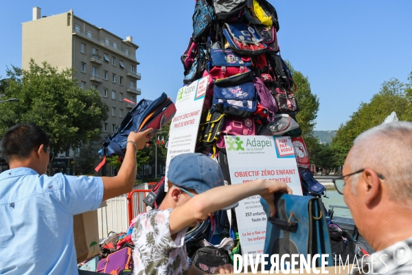 Une pyramide de cartables pour 257 enfants handicapés privés de rentrée scolaire