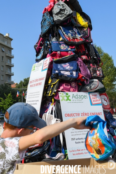 Une pyramide de cartables pour 257 enfants handicapés privés de rentrée scolaire