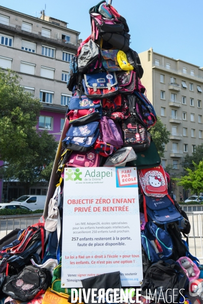 Une pyramide de cartables pour 257 enfants handicapés privés de rentrée scolaire