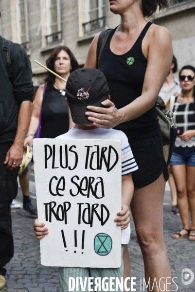 Notre coeur brûle  . Action d Extinction Rebellion France pour alerter sur les incendies en Amazonie et dans le monde.