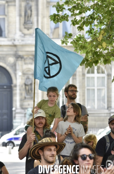 Notre coeur brûle  . Action d Extinction Rebellion France pour alerter sur les incendies en Amazonie et dans le monde.