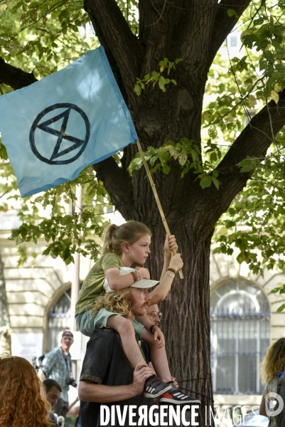 Notre coeur brûle  . Action d Extinction Rebellion France pour alerter sur les incendies en Amazonie et dans le monde.