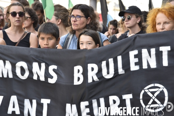 Notre coeur brûle  . Action d Extinction Rebellion France pour alerter sur les incendies en Amazonie et dans le monde.