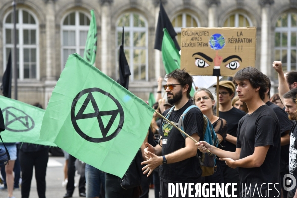 Notre coeur brûle  . Action d Extinction Rebellion France pour alerter sur les incendies en Amazonie et dans le monde.