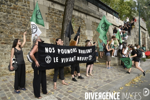 Notre coeur brûle  . Action d Extinction Rebellion France pour alerter sur les incendies en Amazonie et dans le monde.