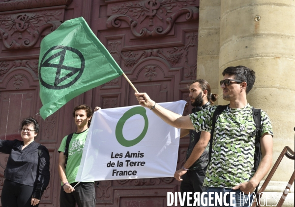 Notre coeur brûle  . Action d Extinction Rebellion France pour alerter sur les incendies en Amazonie et dans le monde.