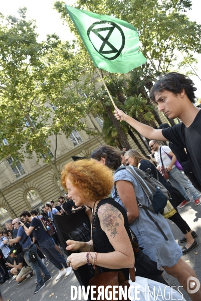 Notre coeur brûle  . Action d Extinction Rebellion France pour alerter sur les incendies en Amazonie et dans le monde.