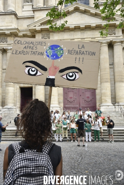 Notre coeur brûle  . Action d Extinction Rebellion France pour alerter sur les incendies en Amazonie et dans le monde.