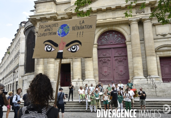 Notre coeur brûle  . Action d Extinction Rebellion France pour alerter sur les incendies en Amazonie et dans le monde.