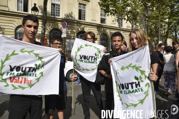 Notre coeur brûle  . Action d Extinction Rebellion France pour alerter sur les incendies en Amazonie et dans le monde.