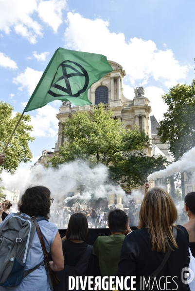 Notre coeur brûle  . Action d Extinction Rebellion France pour alerter sur les incendies en Amazonie et dans le monde.