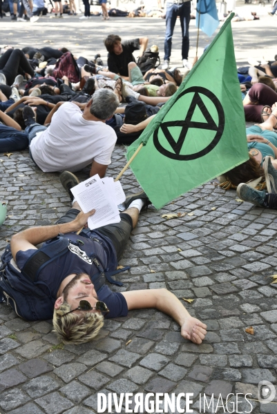 Notre coeur brûle  . Action d Extinction Rebellion France pour alerter sur les incendies en Amazonie et dans le monde.