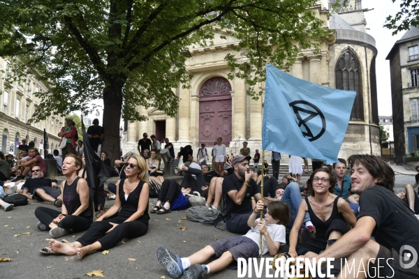 Notre coeur brûle  . Action d Extinction Rebellion France pour alerter sur les incendies en Amazonie et dans le monde.