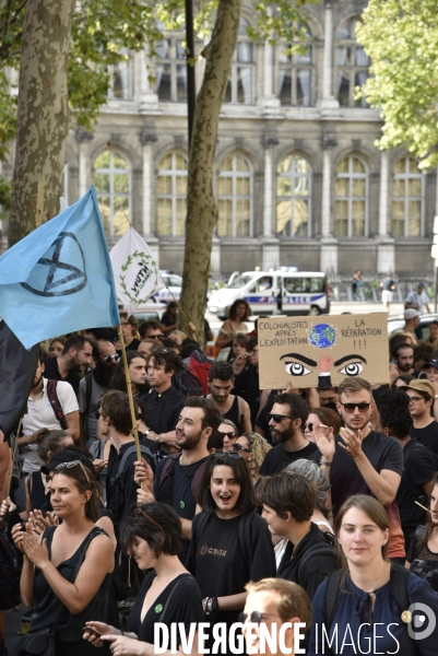 Notre coeur brûle  . Action d Extinction Rebellion France pour alerter sur les incendies en Amazonie et dans le monde.