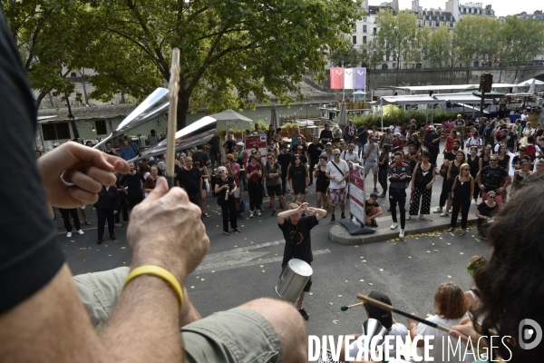 Notre coeur brûle  . Action d Extinction Rebellion France pour alerter sur les incendies en Amazonie et dans le monde.