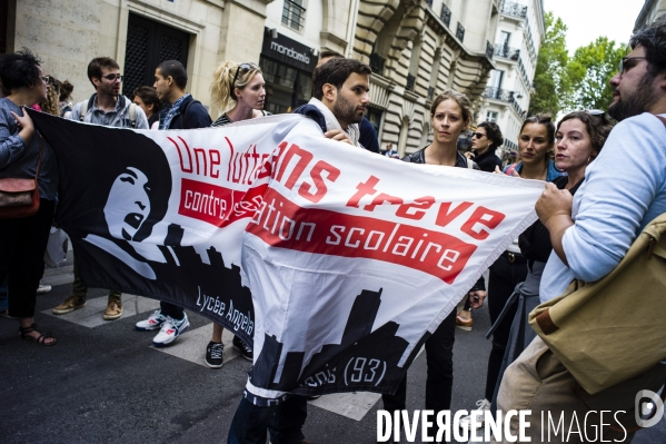 Rassemblement d enseignants en grève.