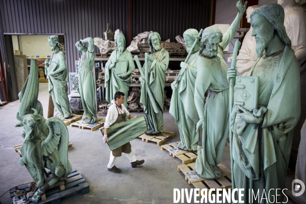 Restauration des seize statues en cuivre (12 apotres et des 4 évangélistes) démontées de la flèche de Notre-Dame avant l incendie sont  en cours de restauration dans les ateliers de la SOCRA.