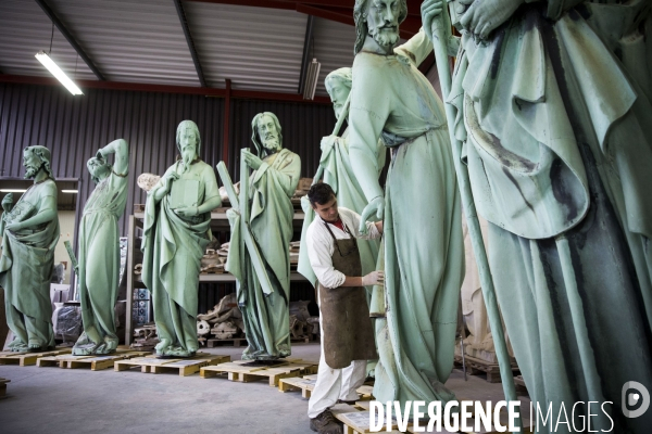 Restauration des seize statues en cuivre (12 apotres et des 4 évangélistes) démontées de la flèche de Notre-Dame avant l incendie sont  en cours de restauration dans les ateliers de la SOCRA.