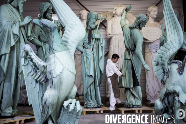 Restauration des seize statues en cuivre (12 apotres et des 4 évangélistes) démontées de la flèche de Notre-Dame avant l incendie sont  en cours de restauration dans les ateliers de la SOCRA.