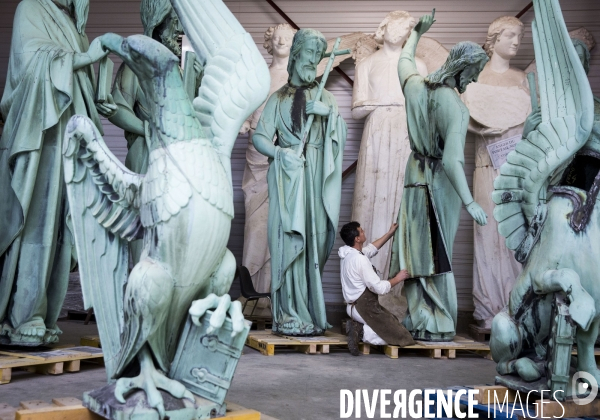 Restauration des seize statues en cuivre (12 apotres et des 4 évangélistes) démontées de la flèche de Notre-Dame avant l incendie sont  en cours de restauration dans les ateliers de la SOCRA.