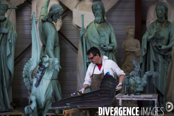 Restauration des seize statues en cuivre (12 apotres et des 4 évangélistes) démontées de la flèche de Notre-Dame avant l incendie sont  en cours de restauration dans les ateliers de la SOCRA.